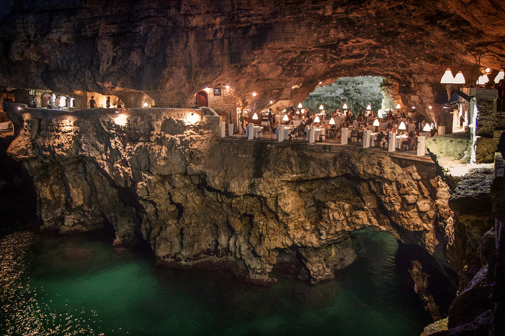 Esplora la magia della Grotta Palazzese: il ristorante più bello di Polignano a Mare
