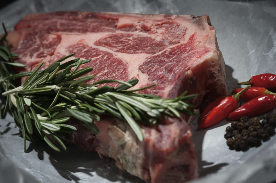 Carne grassfed e carne frollata l'importanza della qualità e del trattamento nella cucina gourmet