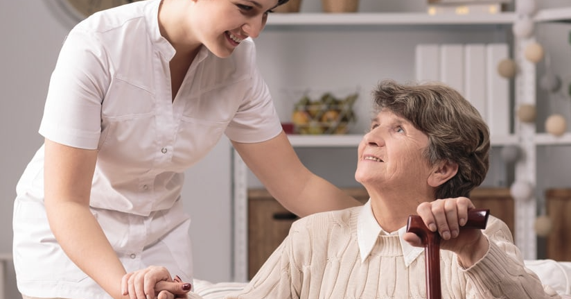 Come scegliere la badante giusta: qualità da cercare