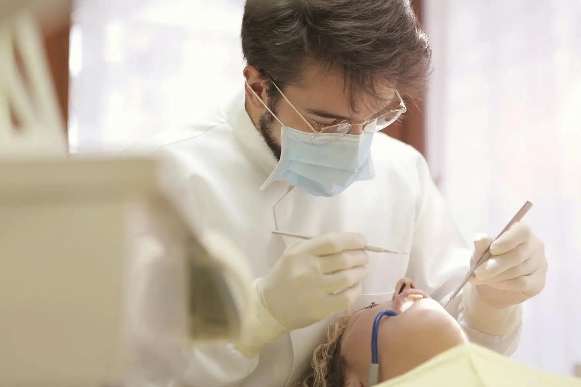 Implantologia dentale cos'è, come si svolge e chi può farla