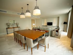 Tavolo per interni: come capire se un materiale è adatto a come lo userai