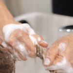 Shampoo solo sulla cute o anche sulle lunghezze? Dove applicarlo durante il lavaggio
